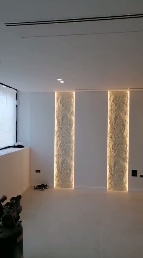 Salón con Paneles Decorativos Retroiluminados